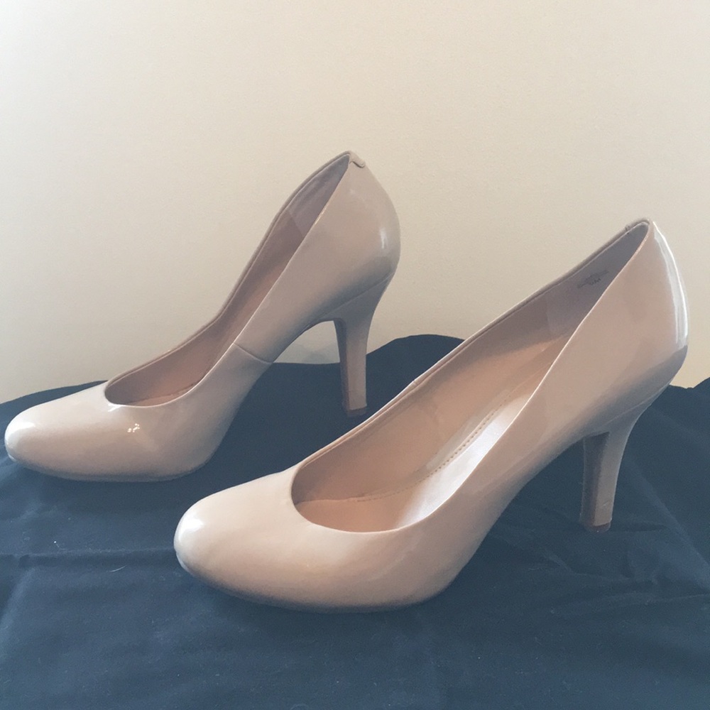 Beige round toe Kelly & Katie heels size 9